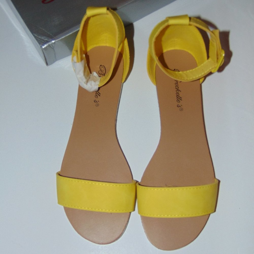 Breckelle's Yellow Flat Sandals - *NIB Size 6
